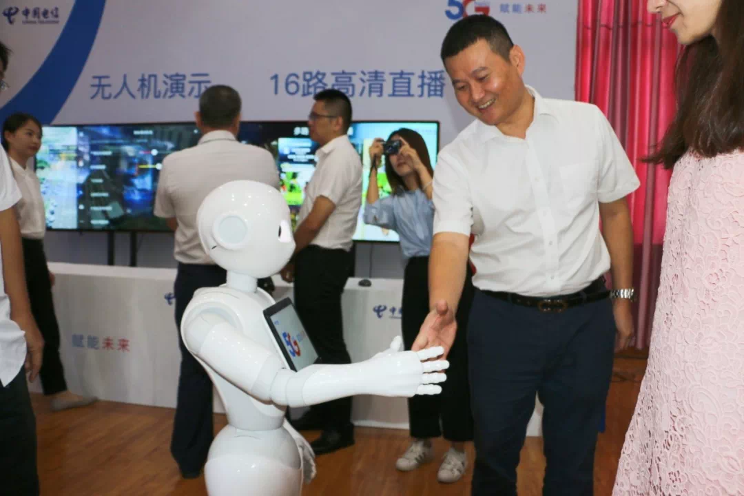 5G與人工智能結(jié)合的機(jī)器人
